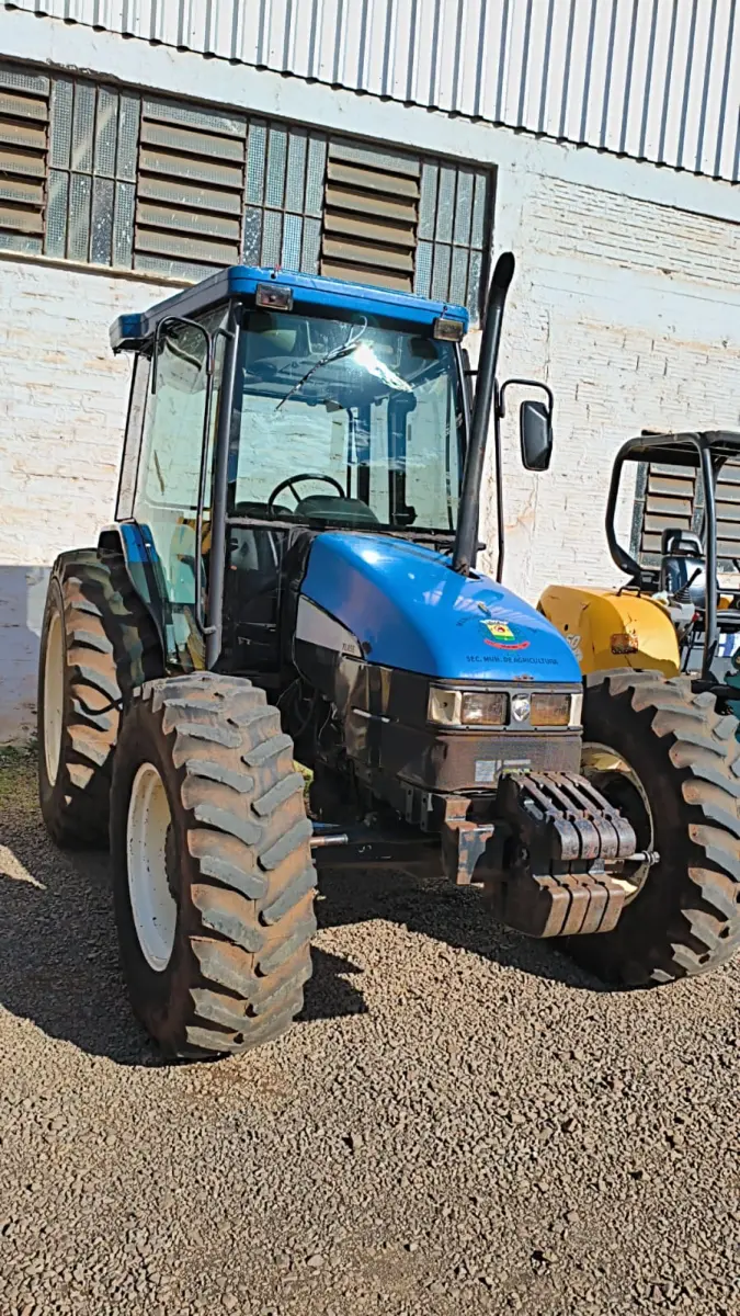 LOTE 022 - TRATOR AGRICOLA DE RODAS, NEW HOLLAND NH TL 85 E, 2012/2012, E RÁDIO AUTOMOTIVO COM RÁDIO AM/FM, CD PLAYER, MP3 E ENTRADAS USB E AUXILIAR