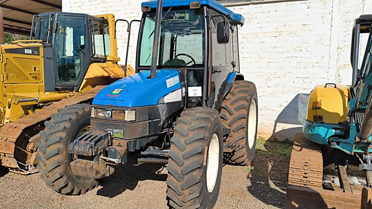 LOTE 022 - TRATOR AGRICOLA DE RODAS, NEW HOLLAND NH TL 85 E, 2012/2012, E RÁDIO AUTOMOTIVO COM RÁDIO AM/FM, CD PLAYER, MP3 E ENTRADAS USB E AUXILIAR