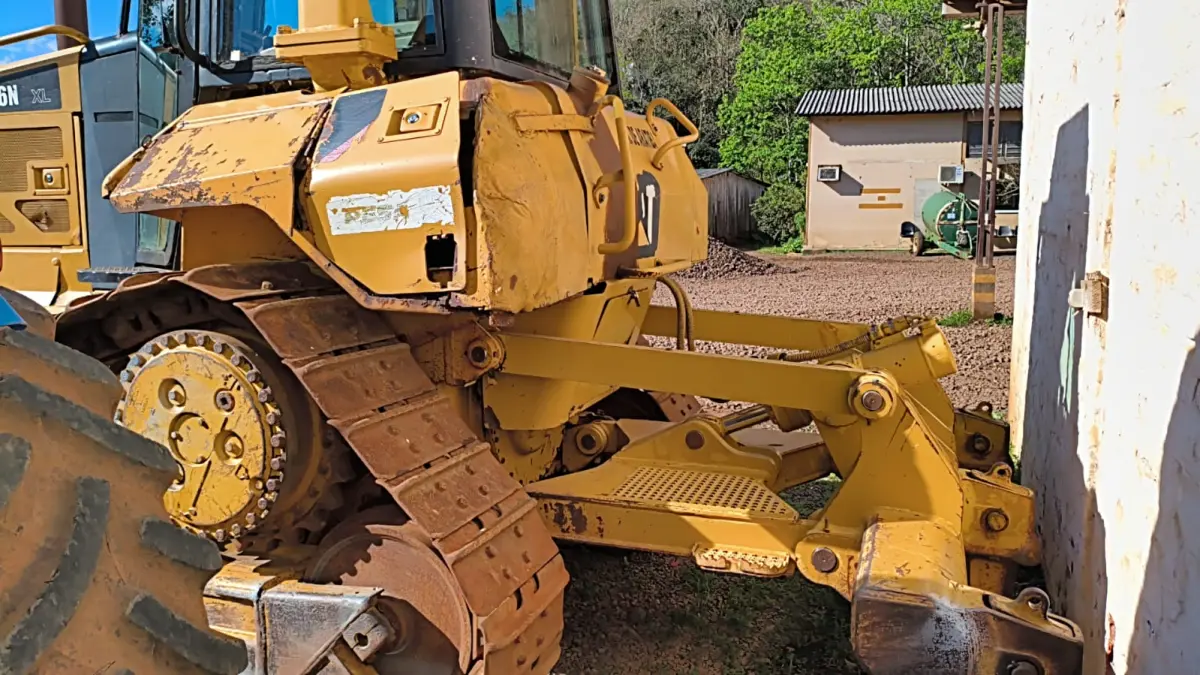 LOTE 012 - TRATOR DE ESTEIRAS CATERPILLAR D6N, 2010, COM RODA MOTRIZ ELEVADA.