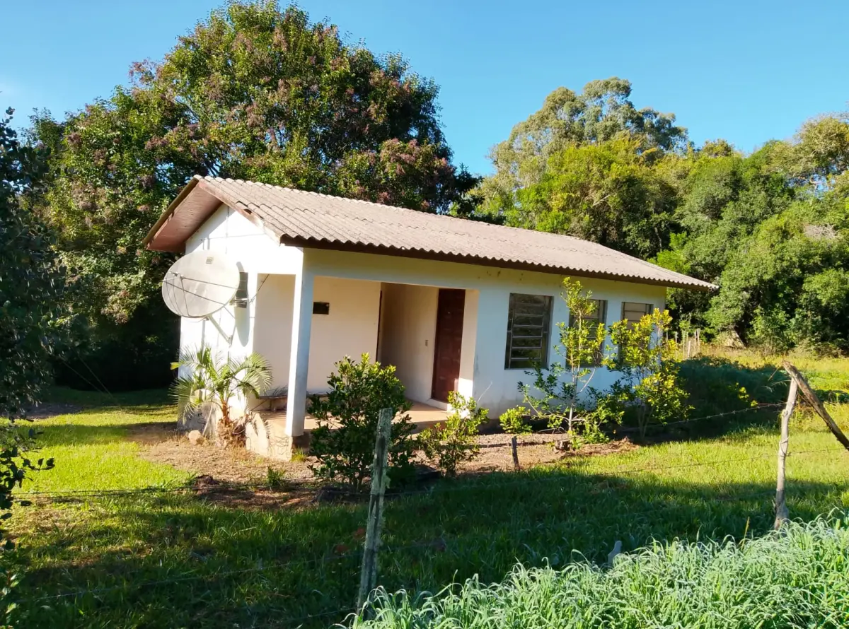 LOTE 024 - Um prédio de alvenaria (somente a Escola), medindo 49,50 m2, (Patrimônio nº sem registro), construída dentro da Matrícula nº 5.467 de propriedade de Argemiro Fernandes de Lima, na Linha Campo Bonito, denominada de Escola D. Pedro I em Arvorezinha/RS