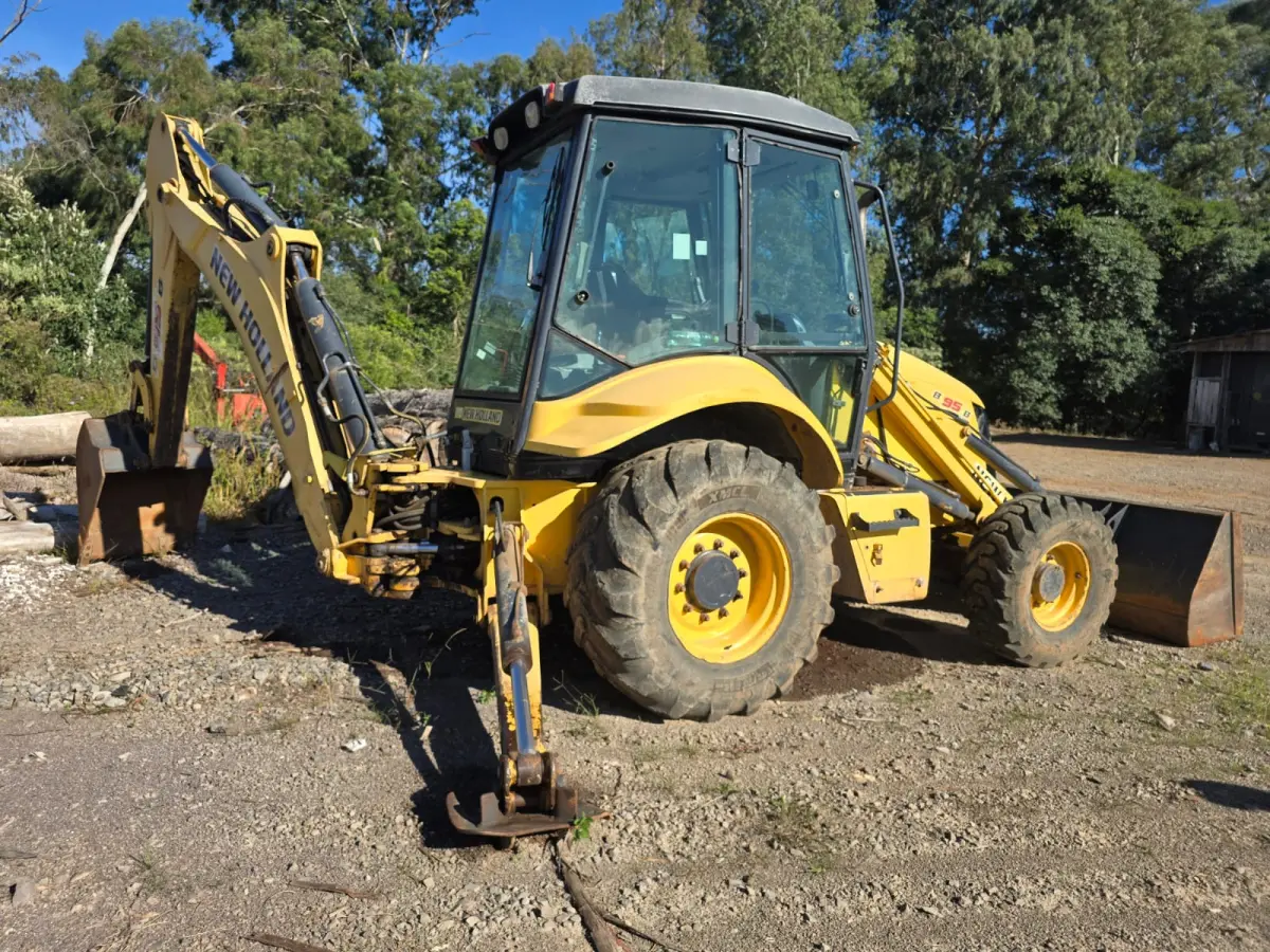 LOTE 003 - Retroescavadeira marca New Holland, Ano/Modelo: 2014,
