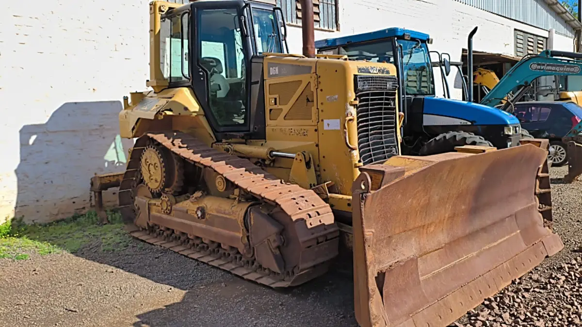 LOTE 012 - TRATOR DE ESTEIRAS CATERPILLAR D6N, 2010, COM RODA MOTRIZ ELEVADA.
