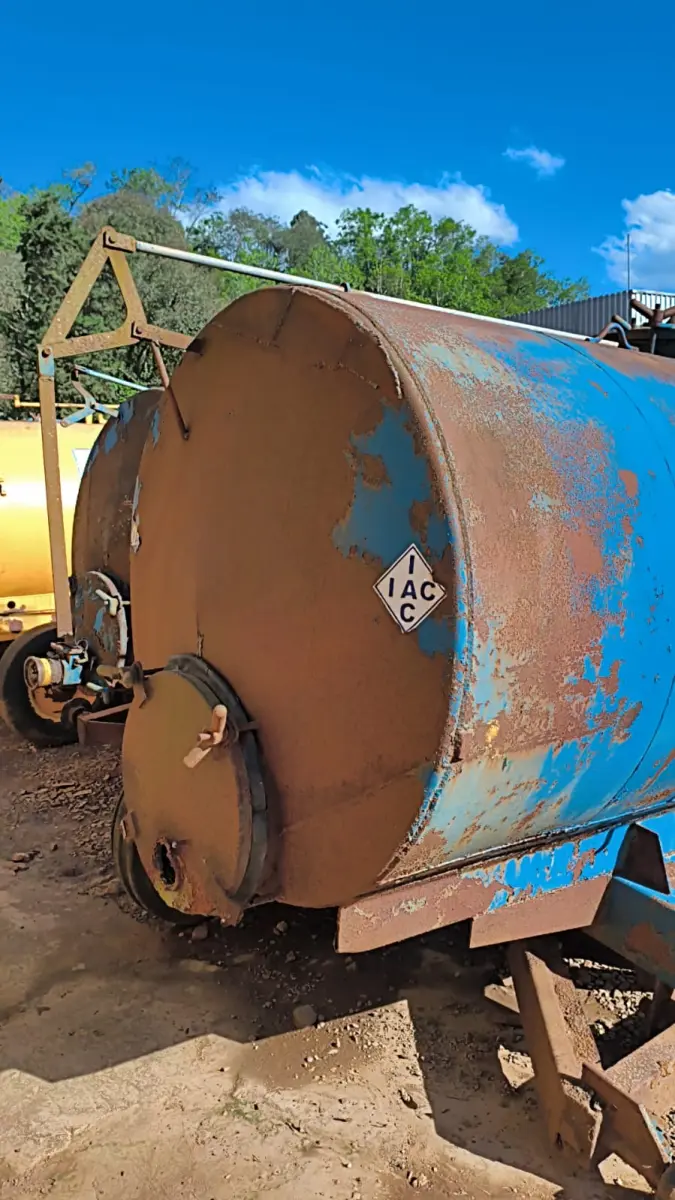 LOTE 025 - DISTRIBUIDOR DE ADUBO ORGÂNICO LIQUIDO 4.000LT