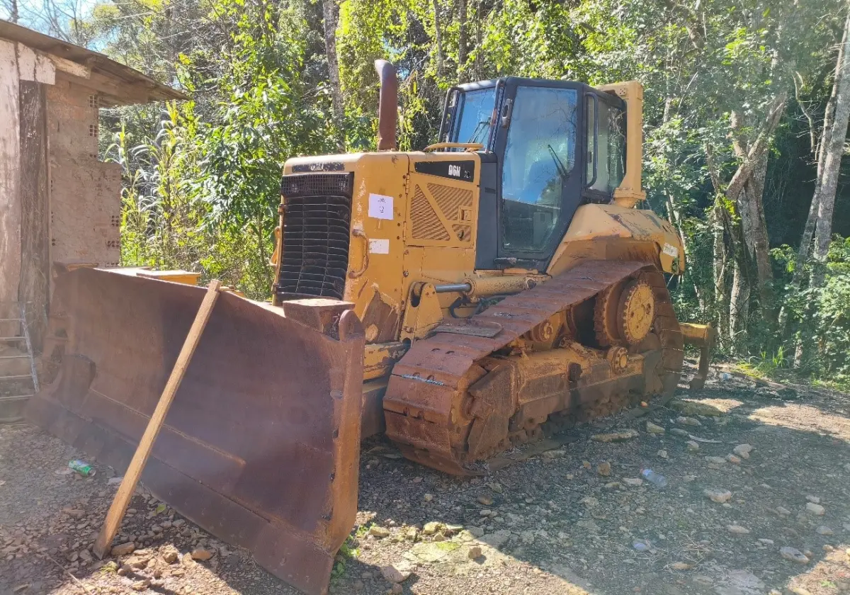 LOTE 012 - TRATOR DE ESTEIRAS CATERPILLAR D6N, 2010, COM RODA MOTRIZ ELEVADA.