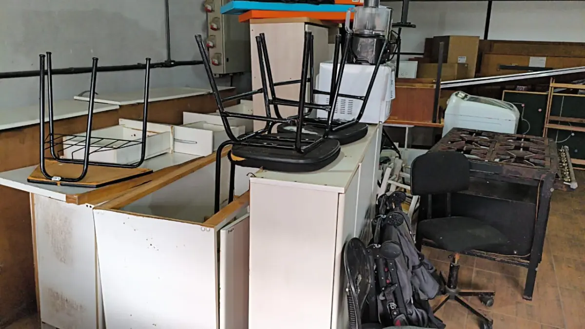 LOTE 001 - MOBILIÁRIO EM GERAL E APARELHOS DOMÉSTICOS