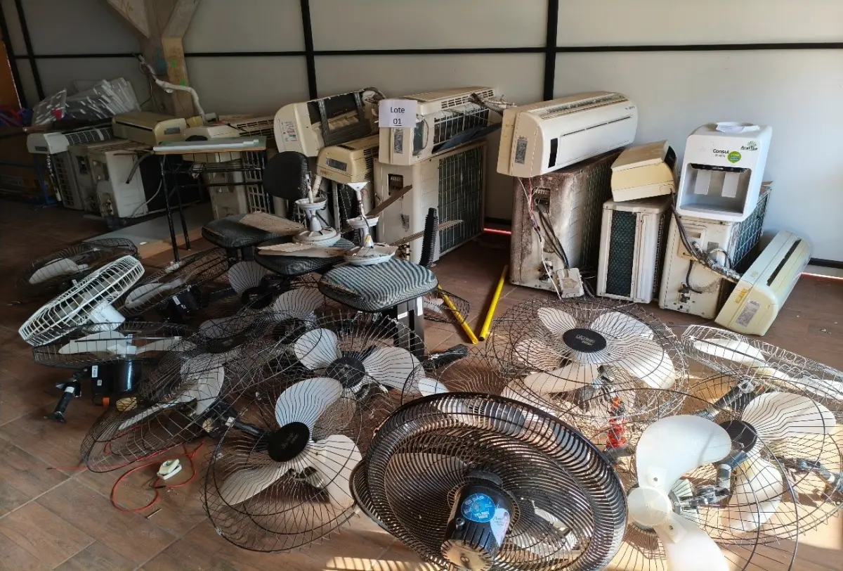 LOTE 001 - MOBILIÁRIO EM GERAL E APARELHOS DOMÉSTICOS