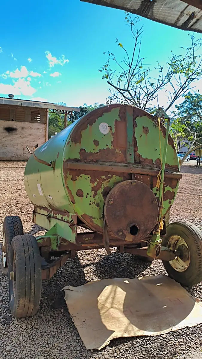 LOTE 029 - DISTRIBUIDOR DE ADUBO ORGÂNICO LIQUIDO 3.000LT.