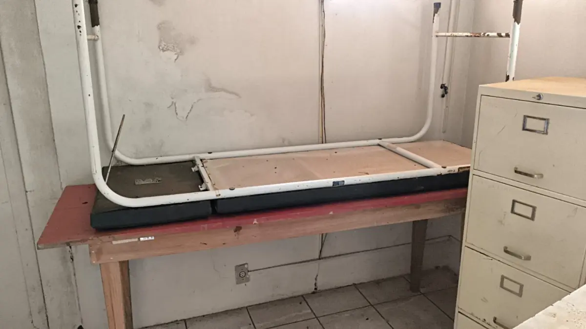 LOTE 007 - MOBILIÁRIO EM GERAL, MÁQUINAS E FERRAMENTAS