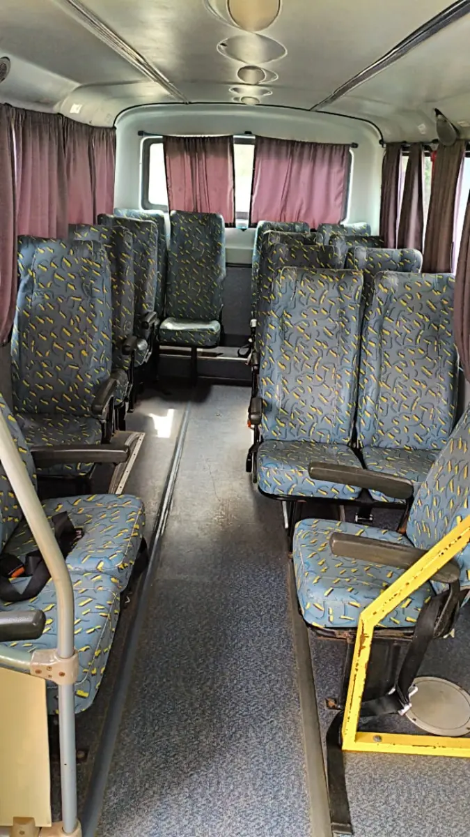 LOTE 020 - MICRO ONIBUS VOLKSWAGEM/COMIL, BELLO 8.120, 2003, CAP. 20 PASSAGEIROS, BRANCO E RÁDIO AUTOMOTIVO AM,FM COM MP3 E ENTRADA USB  E  ELEVADOR PARA VEICULO MARCA ELEVITTÁ, MODELO PEV UR VIRIDIAN SAT, S/N-0001, TENSÃO 12VCC, CAPACIDADE DE CARGA MAXIMA 2500N.