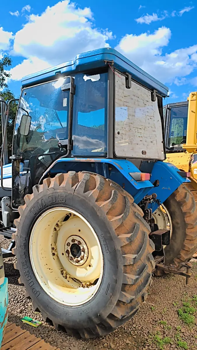 LOTE 022 - TRATOR AGRICOLA DE RODAS, NEW HOLLAND NH TL 85 E, 2012/2012, E RÁDIO AUTOMOTIVO COM RÁDIO AM/FM, CD PLAYER, MP3 E ENTRADAS USB E AUXILIAR