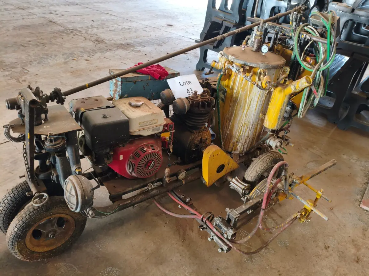 LOTE 043 - MAQUINA DE DEMARCACAO VIARIA MODELO IHT1/30AP, MOTOR GASOLINA 13HP, COMPRESSOR 30PCM, PISTOLAS MECANICA E MANUAL, ESPALHADOR DE MICRO ESFERA