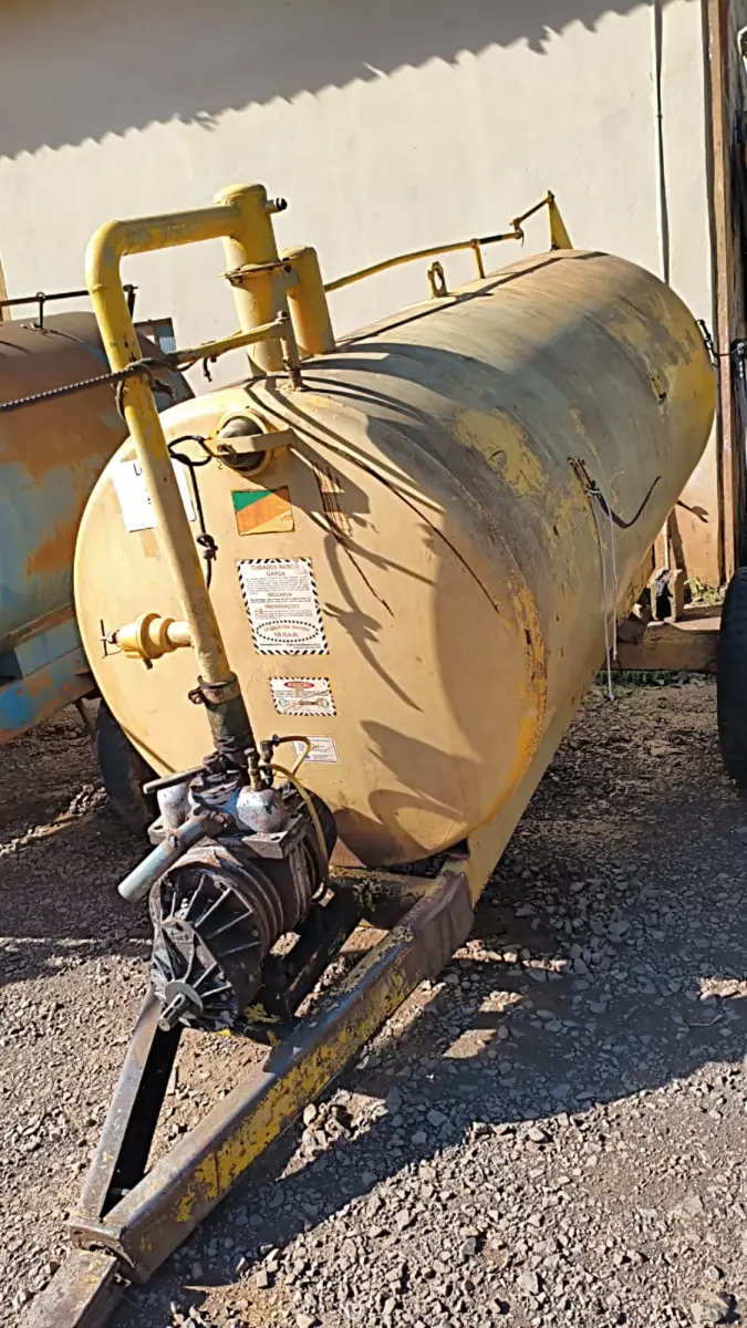 LOTE 023 - DISTRIBUIDOR DE ADUBO ORGÂNICO LIQUIDO 3000L.