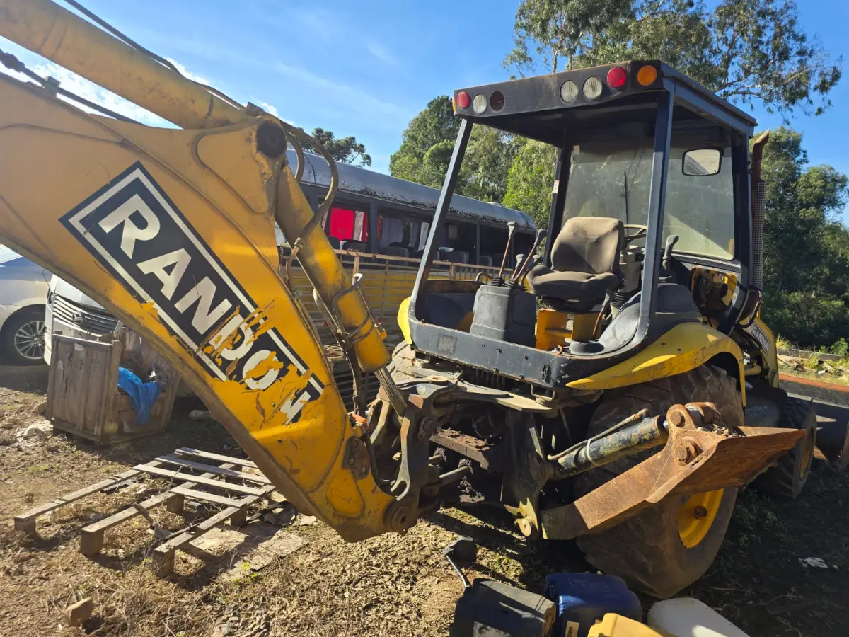 LOTE 015 - Retroescavadeira, marca Randon 2013