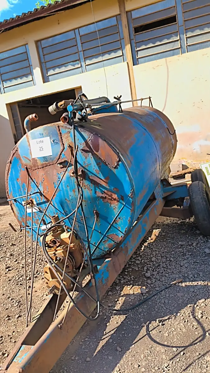 LOTE 025 - DISTRIBUIDOR DE ADUBO ORGÂNICO LIQUIDO 4.000LT