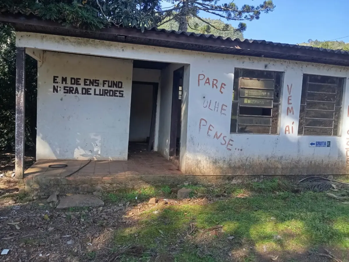LOTE 027 - Um prédio de alvenaria (somente a Escola) medindo 45 m2, (Patrimônio nº 5826), na Linha Sexta Gruta, denominada de Escola Nossa Senhora de Lurdes em Arvorezinha/RS