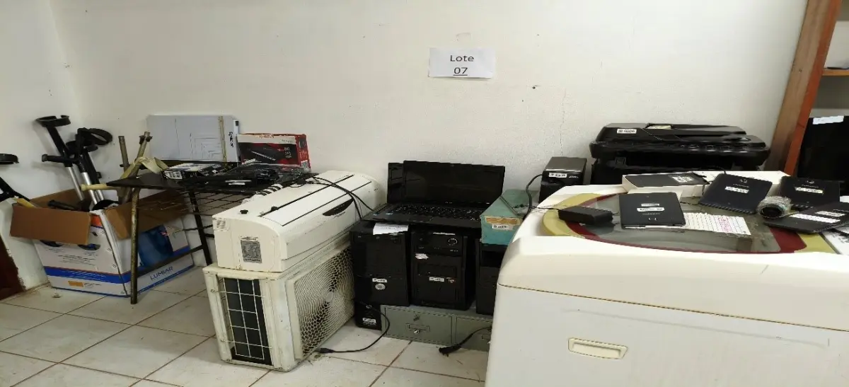 LOTE 007 - MOBILIÁRIO EM GERAL, MÁQUINAS E FERRAMENTAS