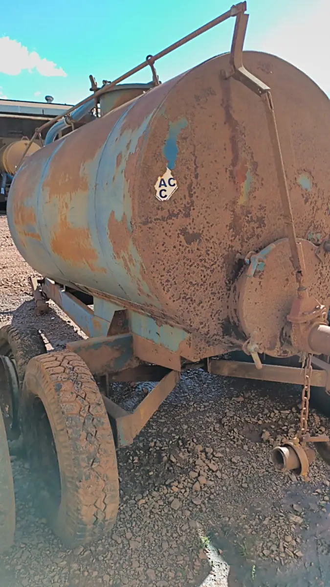 LOTE 026 - DISTRIBUIDOR DE ADUBO ORGÂNICO LIQUIDO 3.000LT.