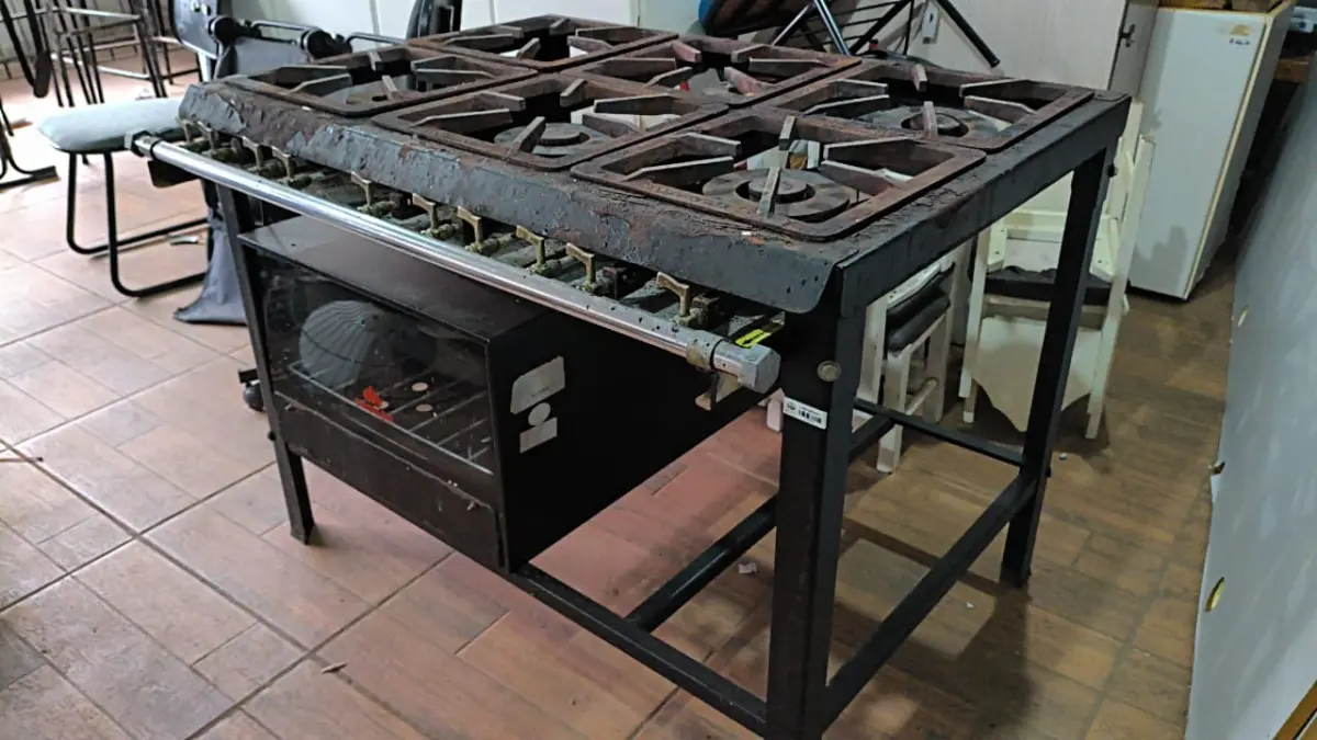 LOTE 001 - MOBILIÁRIO EM GERAL E APARELHOS DOMÉSTICOS