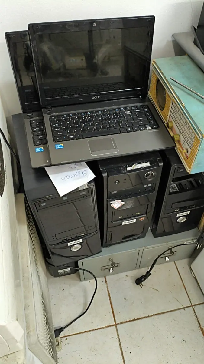 LOTE 007 - MOBILIÁRIO EM GERAL, MÁQUINAS E FERRAMENTAS