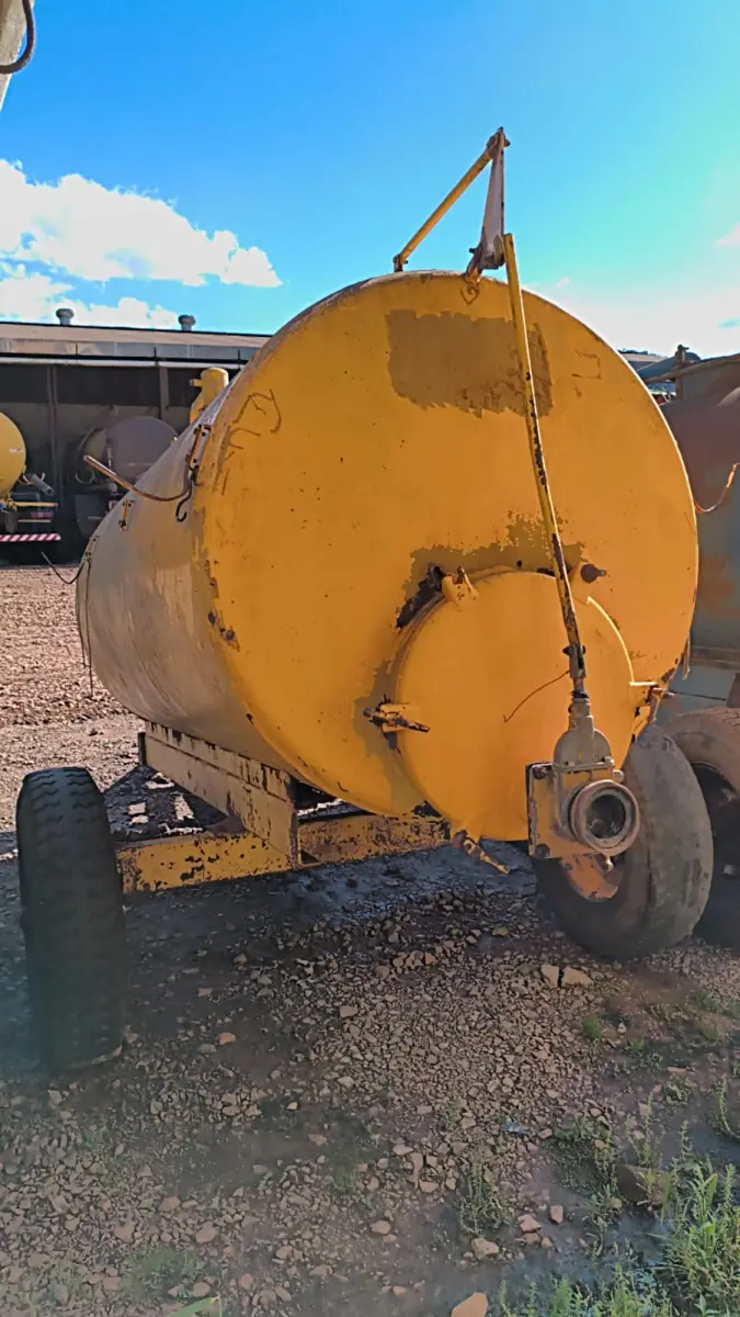 LOTE 023 - DISTRIBUIDOR DE ADUBO ORGÂNICO LIQUIDO 3000L.