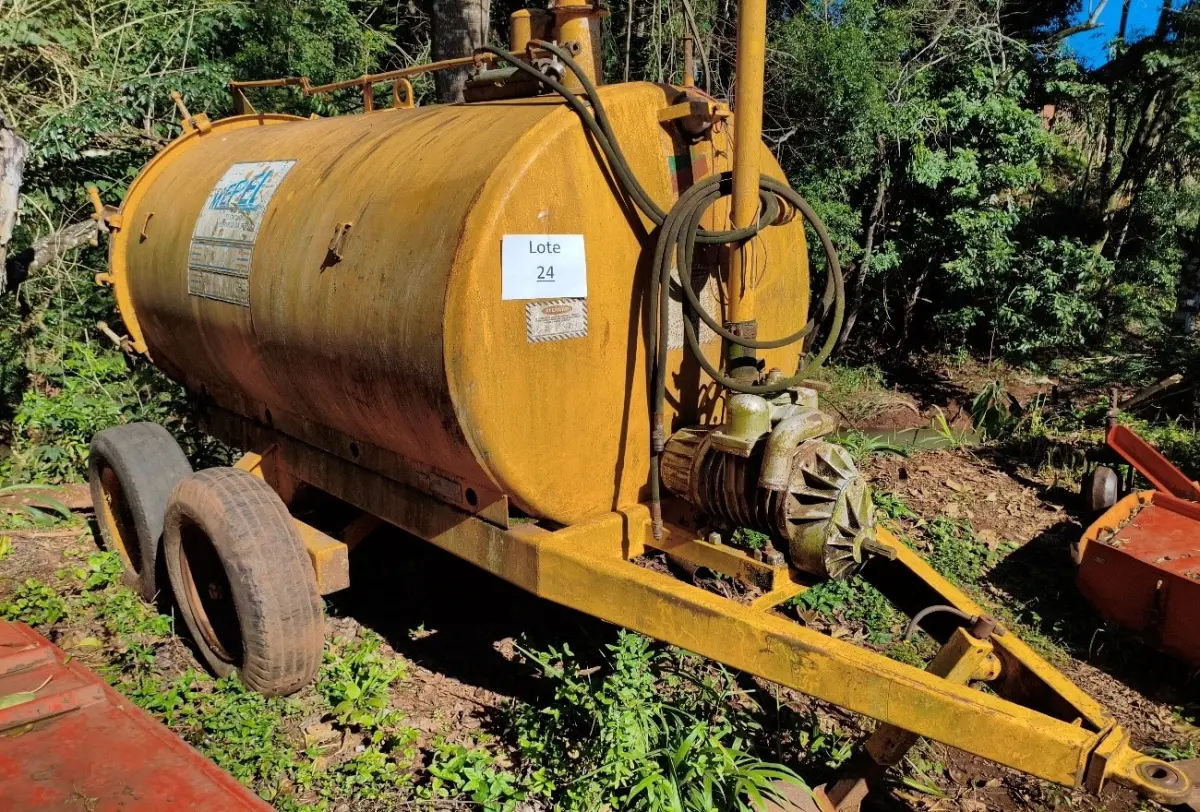 LOTE 024 - DISTRIBUIDOR DE ADUBO ORGÂNICO LIQUIDO 3000L.