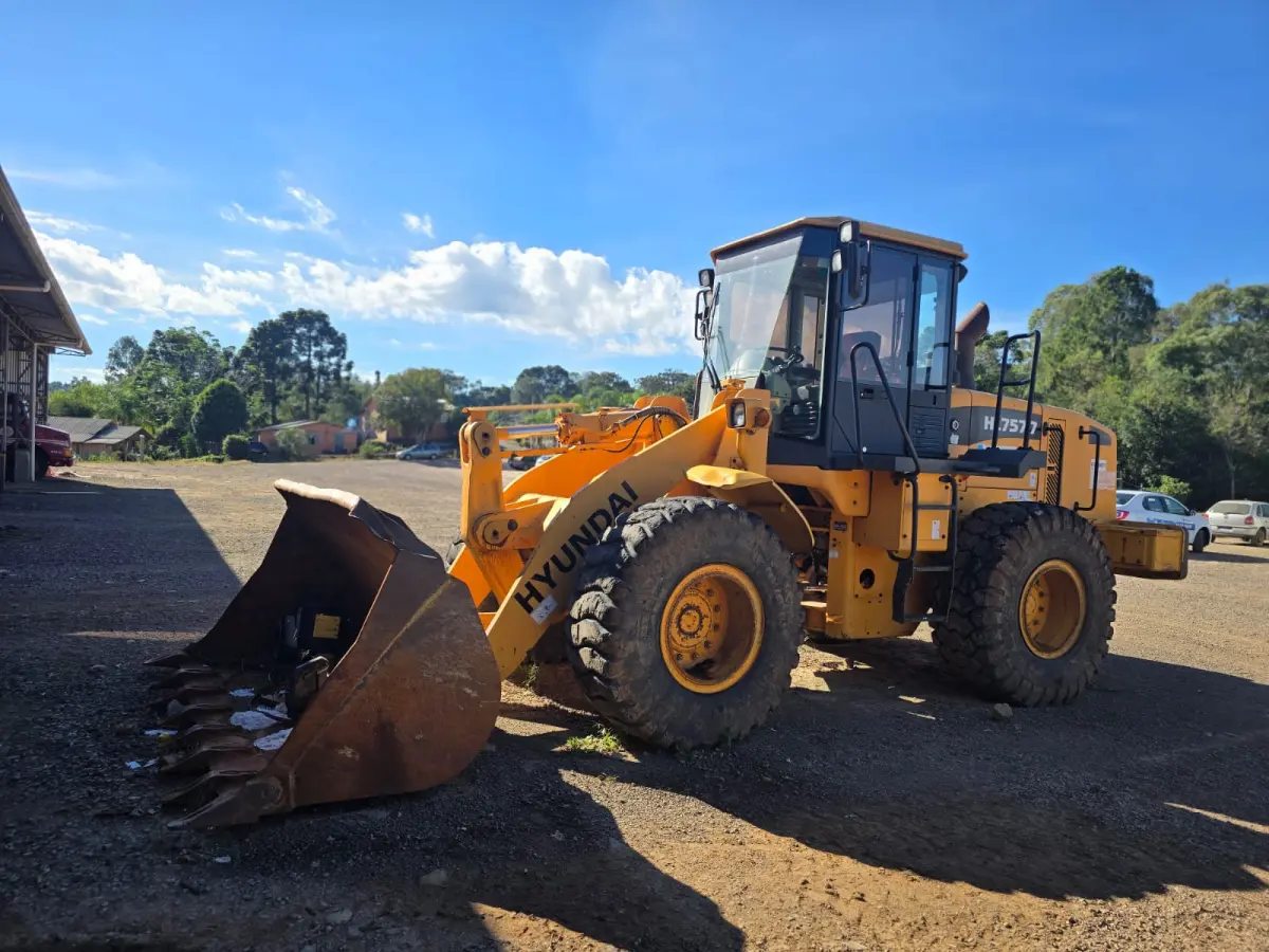 LOTE 013 - Pá Carregadeira marca Hyundai, Ano/Modelo:2011