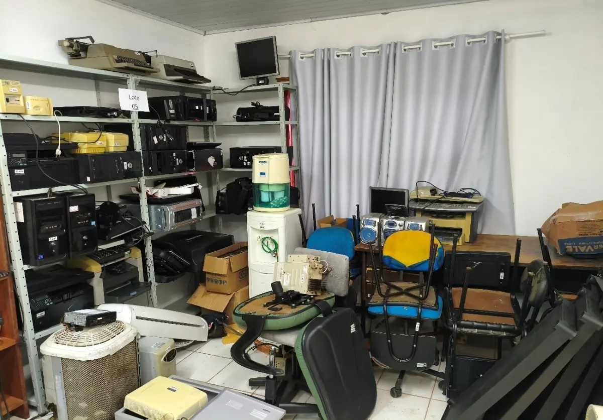 LOTE 005 - EQUIPAMENTOS DE TECNOLOGIA DA INFORMAÇÃO, MÁQUINAS, FERRAMENTAS E MOBILIÁRIO EM GERAL