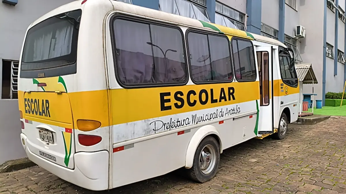 LOTE 020 - MICRO ONIBUS VOLKSWAGEM/COMIL, BELLO 8.120, 2003, CAP. 20 PASSAGEIROS, BRANCO E RÁDIO AUTOMOTIVO AM,FM COM MP3 E ENTRADA USB  E  ELEVADOR PARA VEICULO MARCA ELEVITTÁ, MODELO PEV UR VIRIDIAN SAT, S/N-0001, TENSÃO 12VCC, CAPACIDADE DE CARGA MAXIMA 2500N.