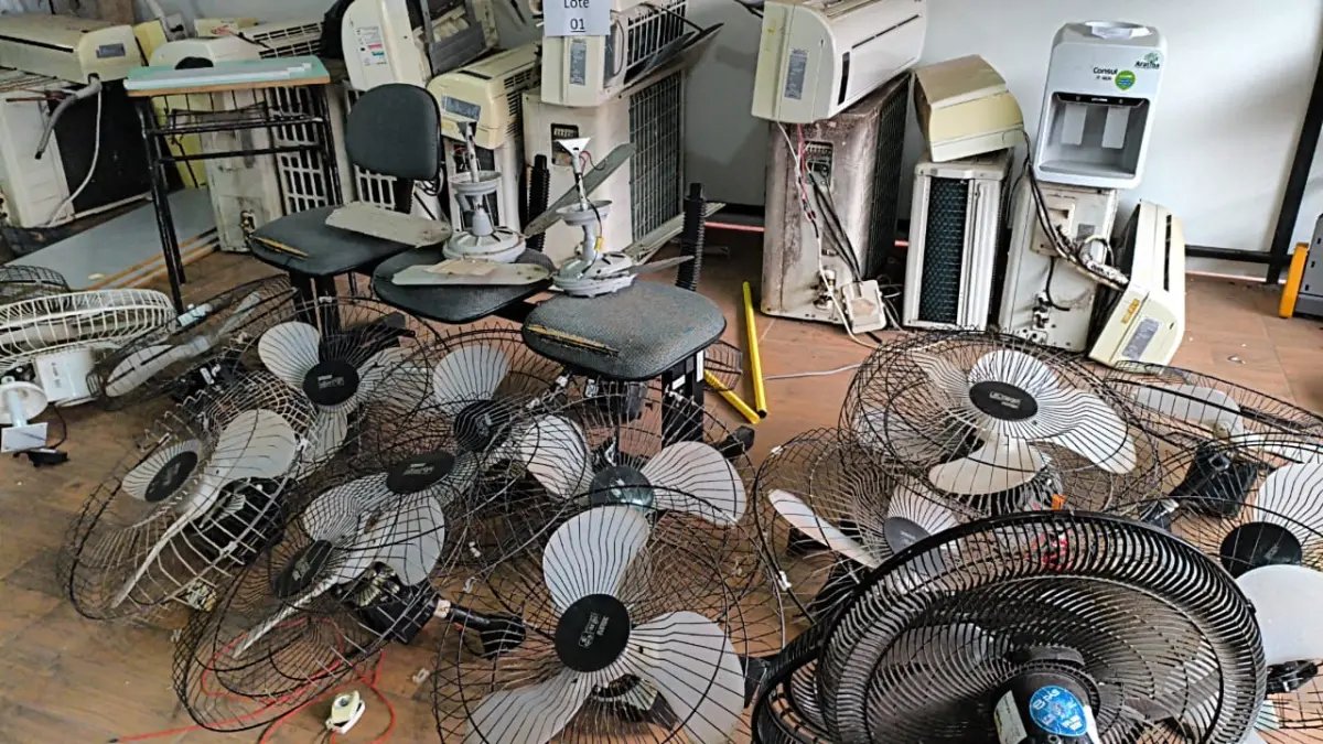 LOTE 001 - MOBILIÁRIO EM GERAL E APARELHOS DOMÉSTICOS