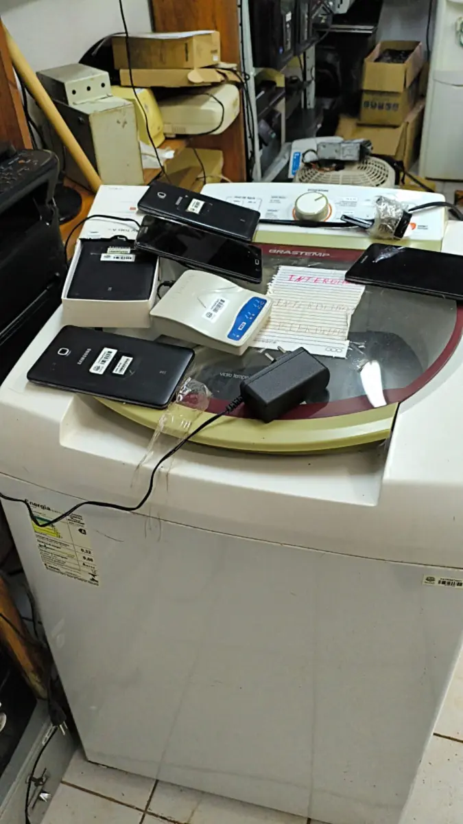 LOTE 007 - MOBILIÁRIO EM GERAL, MÁQUINAS E FERRAMENTAS