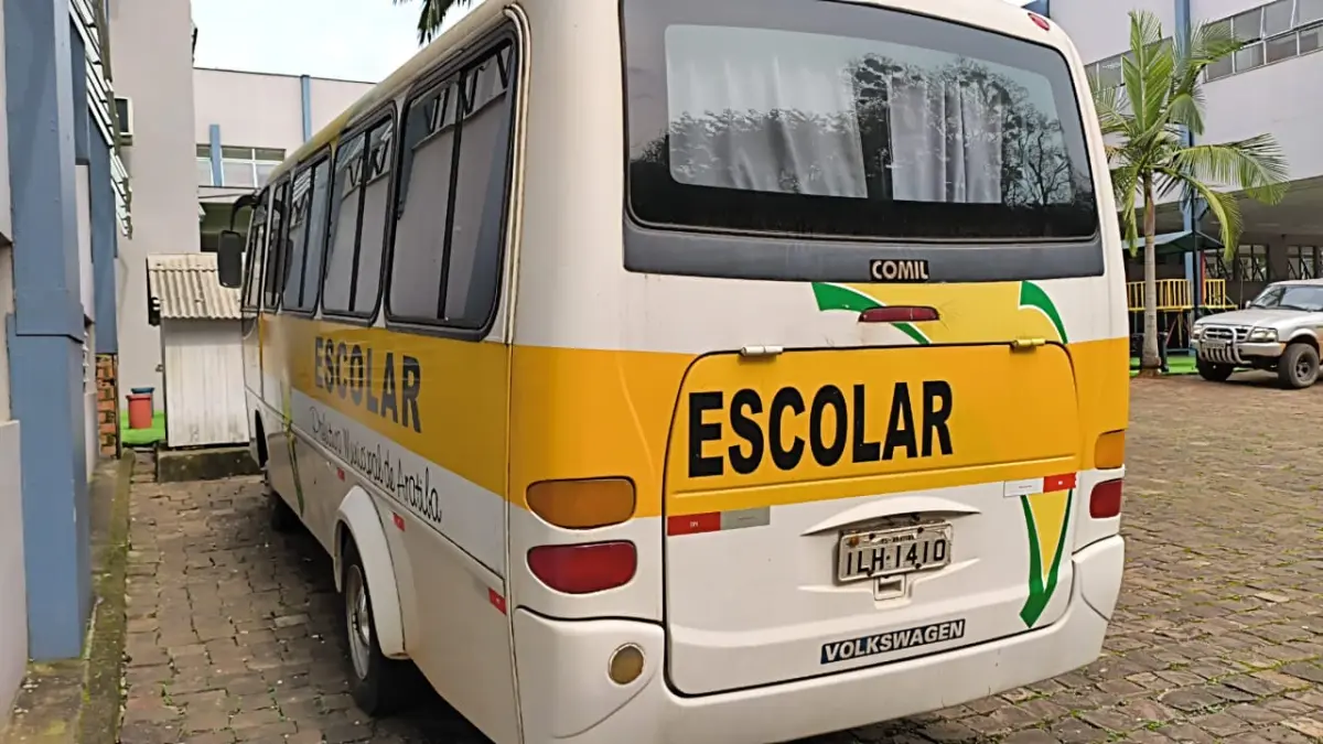 LOTE 020 - MICRO ONIBUS VOLKSWAGEM/COMIL, BELLO 8.120, 2003, CAP. 20 PASSAGEIROS, BRANCO E RÁDIO AUTOMOTIVO AM,FM COM MP3 E ENTRADA USB  E  ELEVADOR PARA VEICULO MARCA ELEVITTÁ, MODELO PEV UR VIRIDIAN SAT, S/N-0001, TENSÃO 12VCC, CAPACIDADE DE CARGA MAXIMA 2500N.