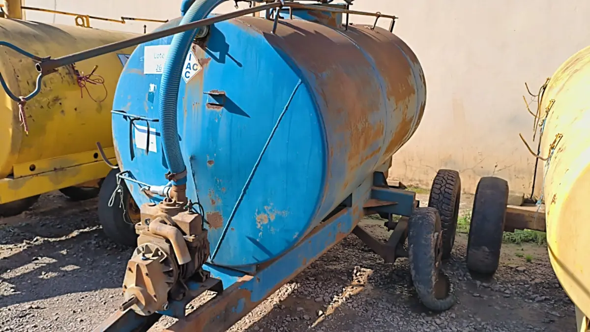 LOTE 026 - DISTRIBUIDOR DE ADUBO ORGÂNICO LIQUIDO 3.000LT.