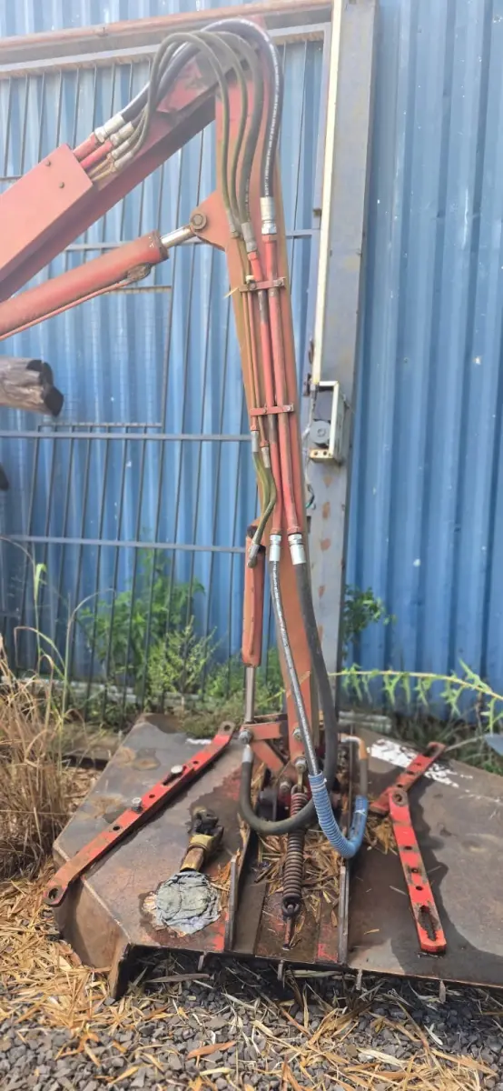 LOTE 009 - Roçadeira hidráulica articulada marca Lavrale