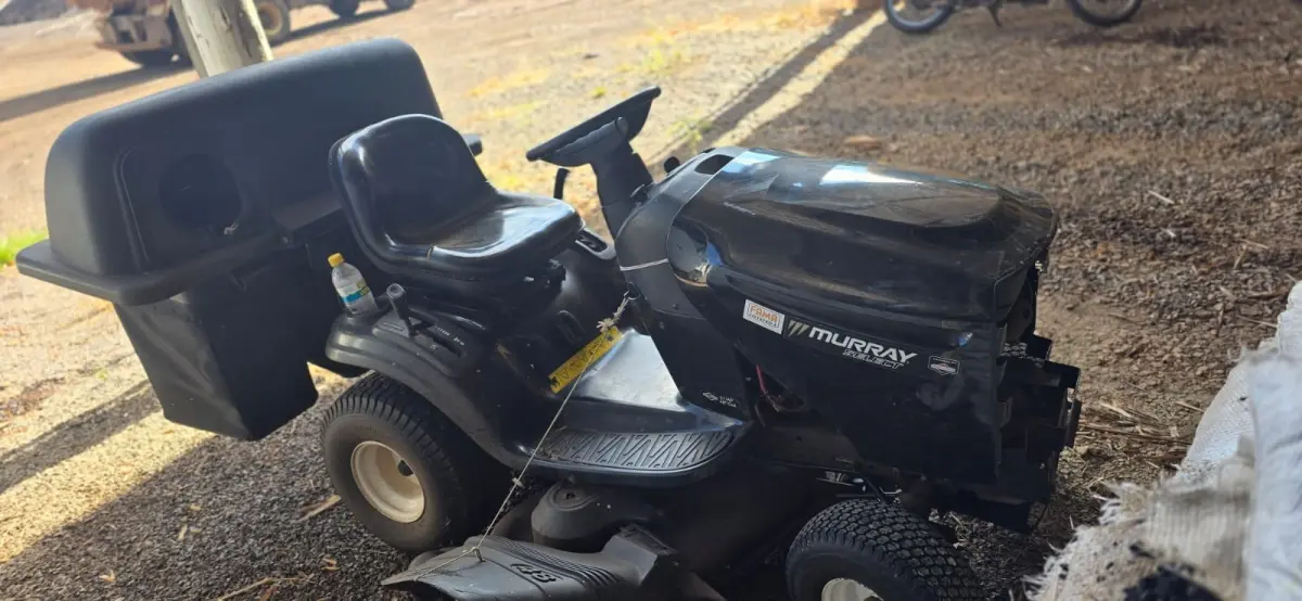 LOTE 008 - Mini trator cortador de grama marca Murray