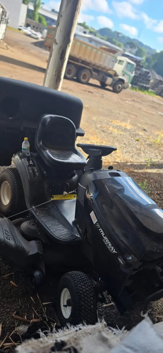 LOTE 008 - Mini trator cortador de grama marca Murray