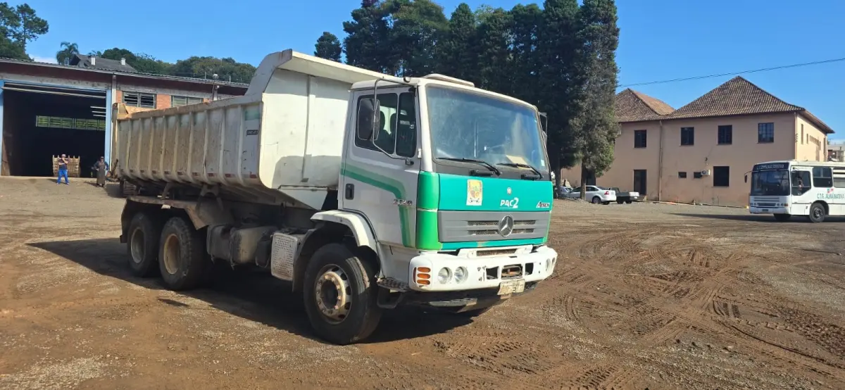 LOTE 013 - Caminhão Mercedes Benz Atron 2729 K 6x4, 2014/2014