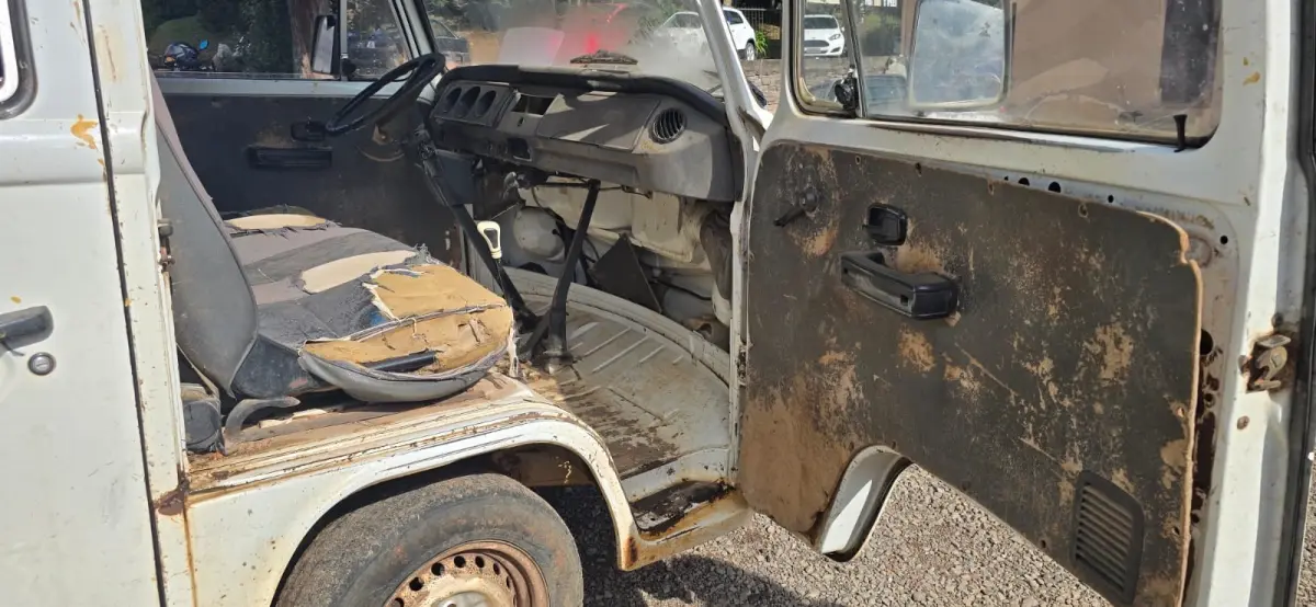 LOTE 004 - VOLKSWAGEN KOMBI, placa IJG 6044, ano/modelo 1999/1999, gasolina, cor branca, chassi 9BWZZZ237XP008077, Renavam 00728829495