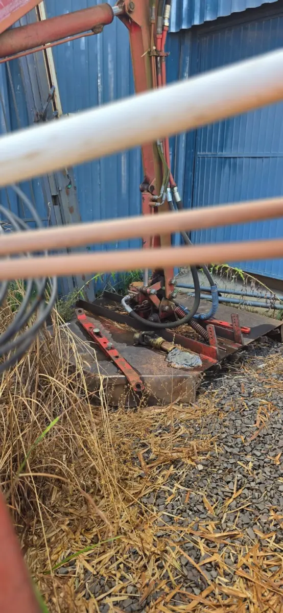 LOTE 009 - Roçadeira hidráulica articulada marca Lavrale