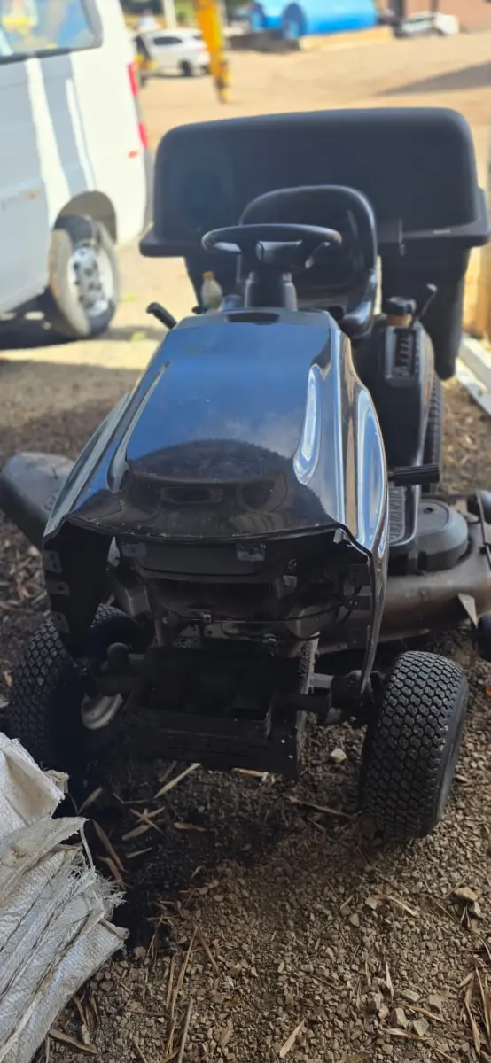 LOTE 008 - Mini trator cortador de grama marca Murray