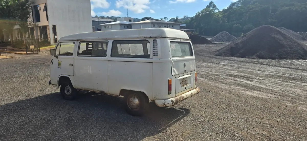 LOTE 004 - VOLKSWAGEN KOMBI, placa IJG 6044, ano/modelo 1999/1999, gasolina, cor branca, chassi 9BWZZZ237XP008077, Renavam 00728829495