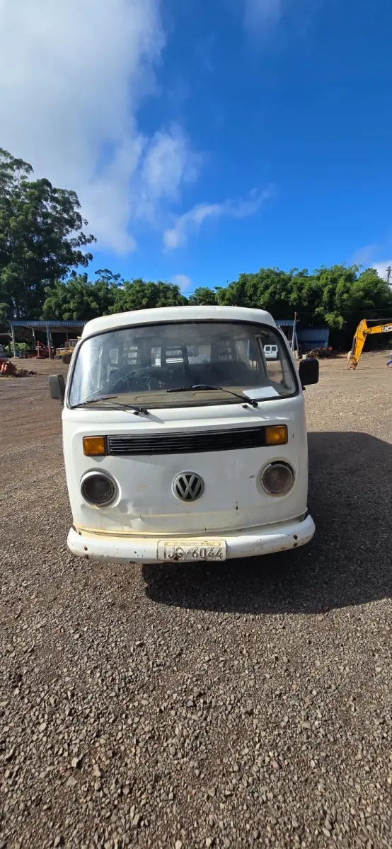 LOTE 004 - VOLKSWAGEN KOMBI, placa IJG 6044, ano/modelo 1999/1999, gasolina, cor branca, chassi 9BWZZZ237XP008077, Renavam 00728829495