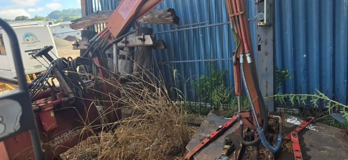 LOTE 009 - Roçadeira hidráulica articulada marca Lavrale