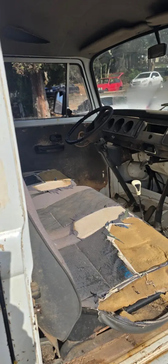 LOTE 004 - VOLKSWAGEN KOMBI, placa IJG 6044, ano/modelo 1999/1999, gasolina, cor branca, chassi 9BWZZZ237XP008077, Renavam 00728829495