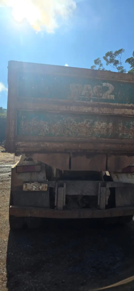 LOTE 013 - Caminhão Mercedes Benz Atron 2729 K 6x4, 2014/2014