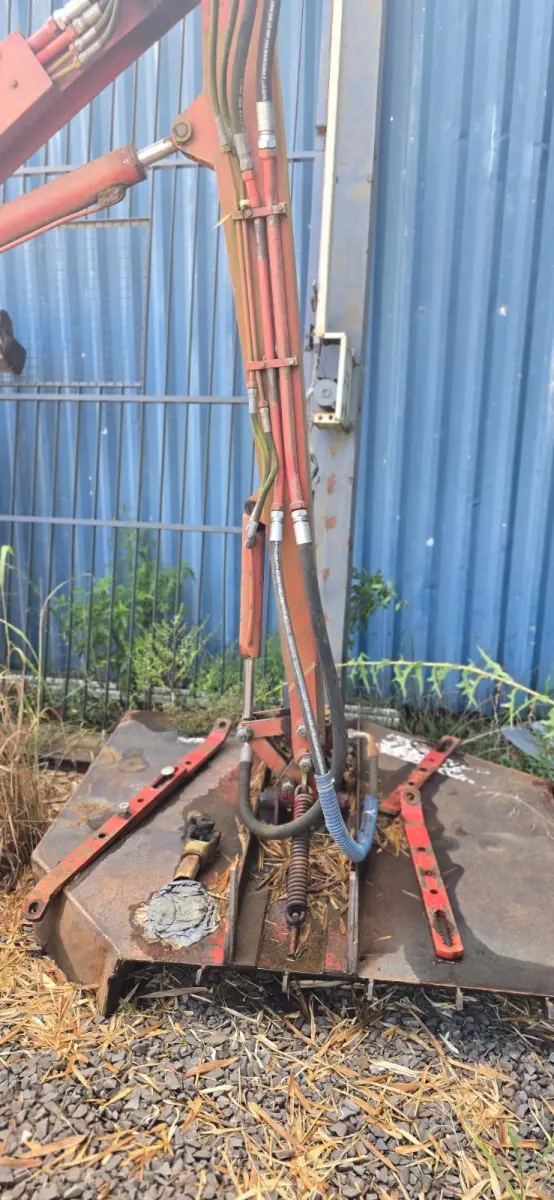 LOTE 009 - Roçadeira hidráulica articulada marca Lavrale