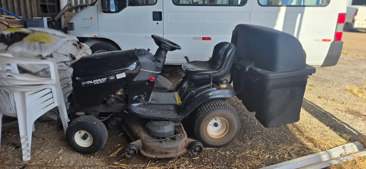 LOTE 008 - Mini trator cortador de grama marca Murray