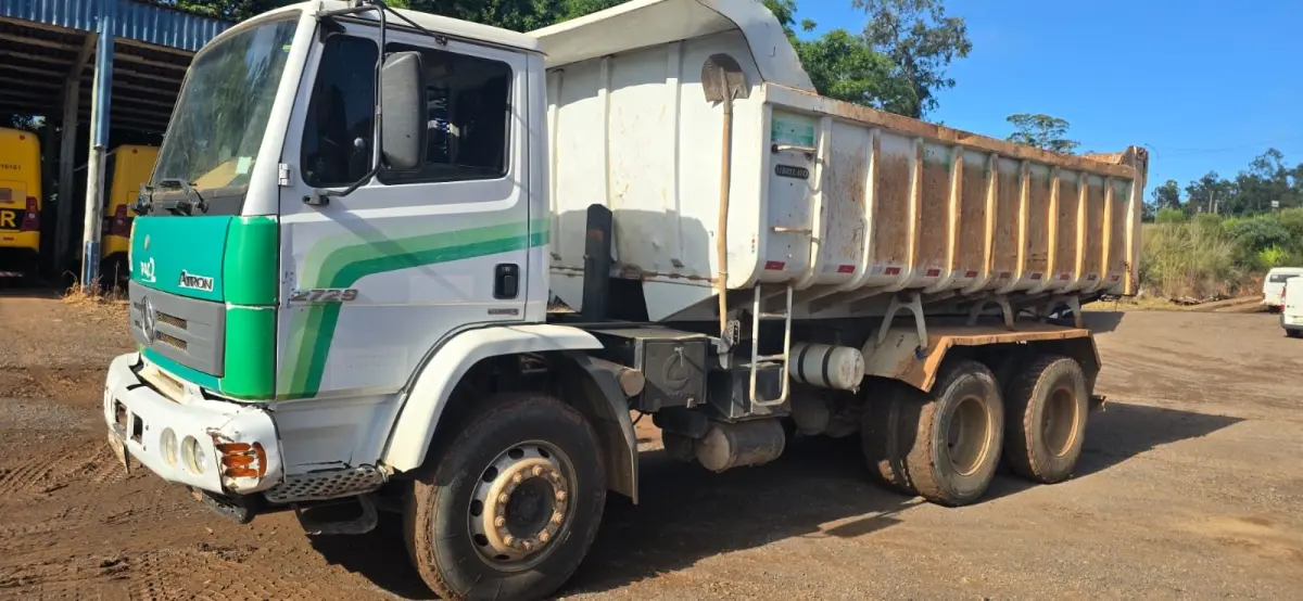 LOTE 013 - Caminhão Mercedes Benz Atron 2729 K 6x4, 2014/2014