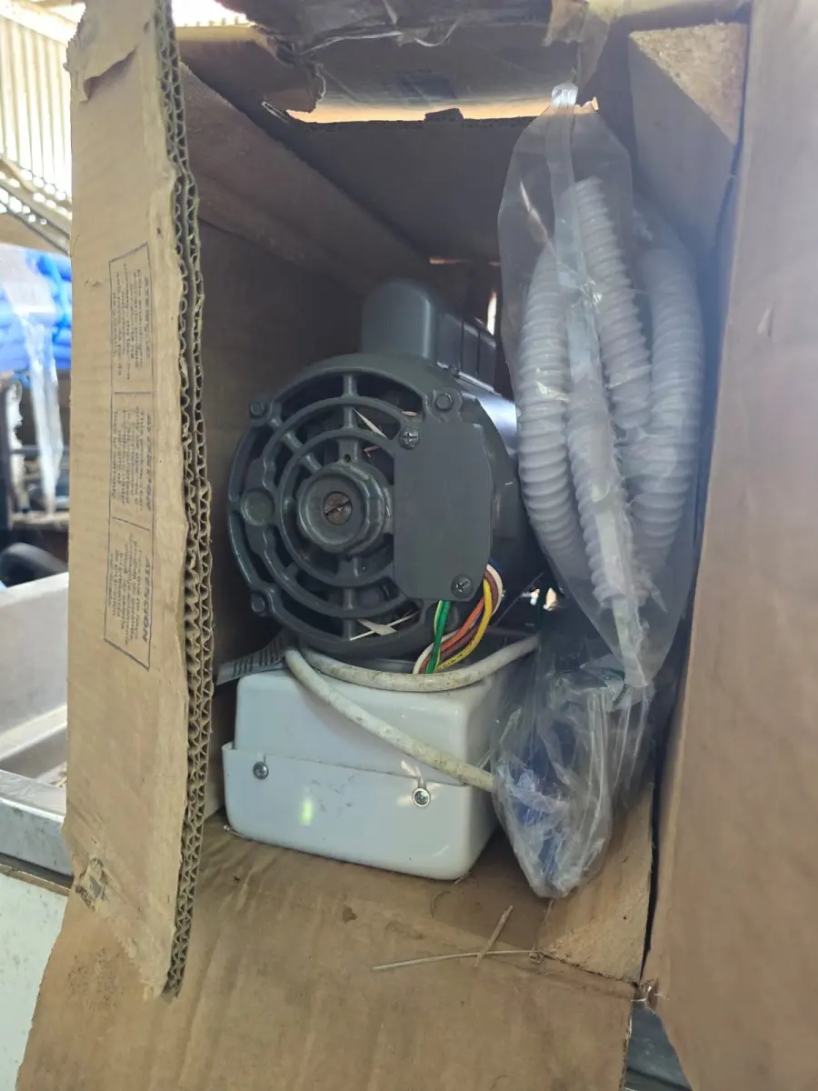 LOTE 012 - Bomba a vácuo para gabinete dentário