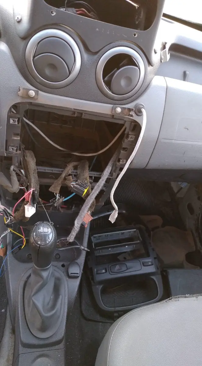 LOTE 008 - RENAULT/DUSTER 16 E 4X2, placa	IUW-6522 , ano/modelo:	13/14