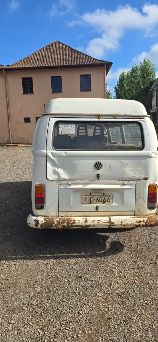 LOTE 004 - VOLKSWAGEN KOMBI, placa IJG 6044, ano/modelo 1999/1999, gasolina, cor branca, chassi 9BWZZZ237XP008077, Renavam 00728829495